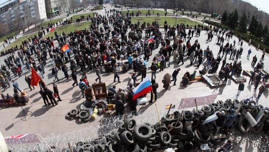 Barricade de manifestants pro-russes devant le bâtiment des services de sécurité régionaux à Donetsk, le 7 avril 2014