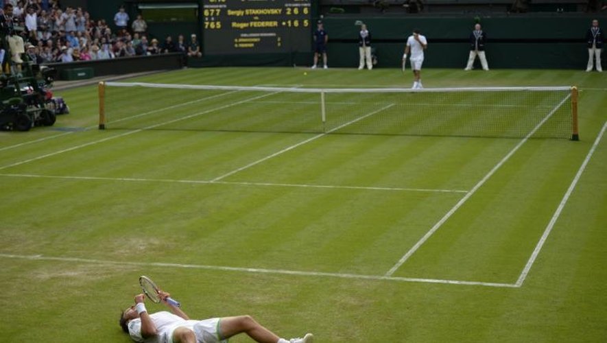 L'Ukrainien Sergiy Stakhovsky célèbre sa victoire sur Roger Federer lors du 2e tour de Wimbledon, le 26 juin 2013