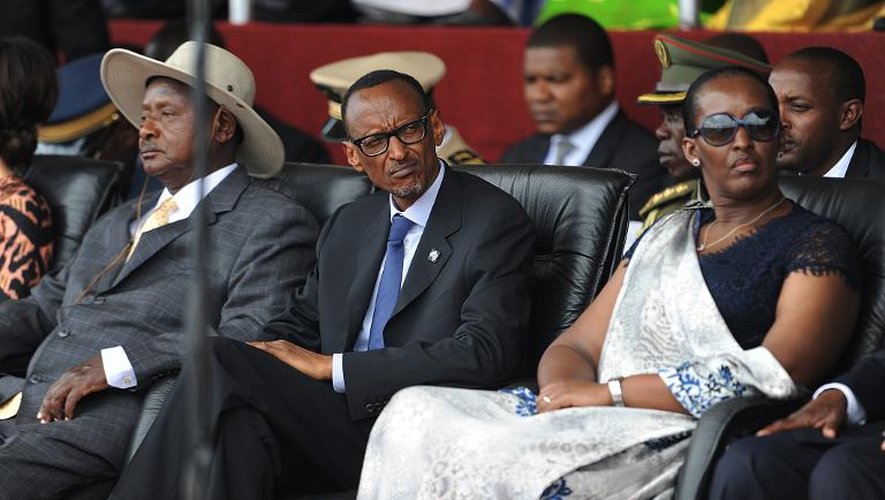 Le président rwandais Paul Kagame (au centre) et son épouse participent à la cérémonie de commémoration pour le 20ème anniversaire du génocide rwandais à Kigali le 7 avril 2014