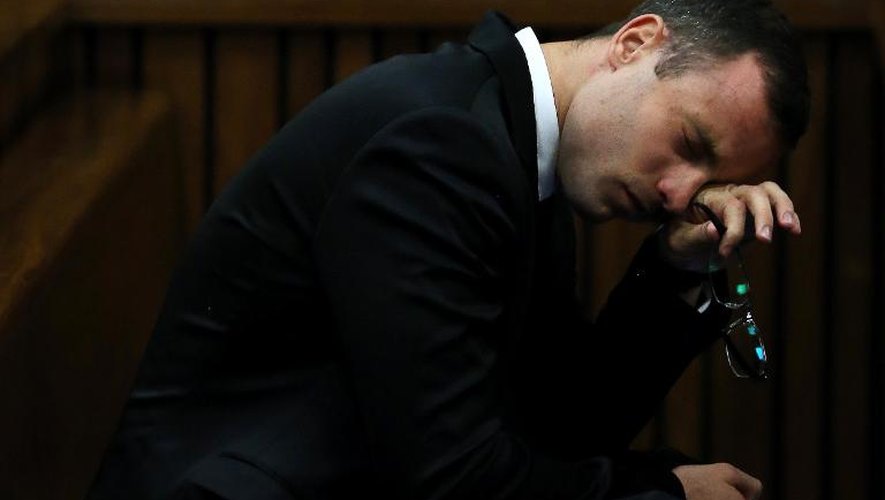 Le champion paralympique Oscar Pistorius ferme les yeux lors de son procès à Pretoria le 7 avril 2014