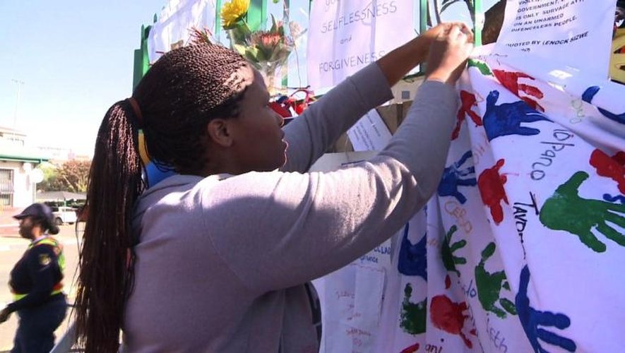 Les Sud-Africains rendent hommage à Mandela devant son hôpital