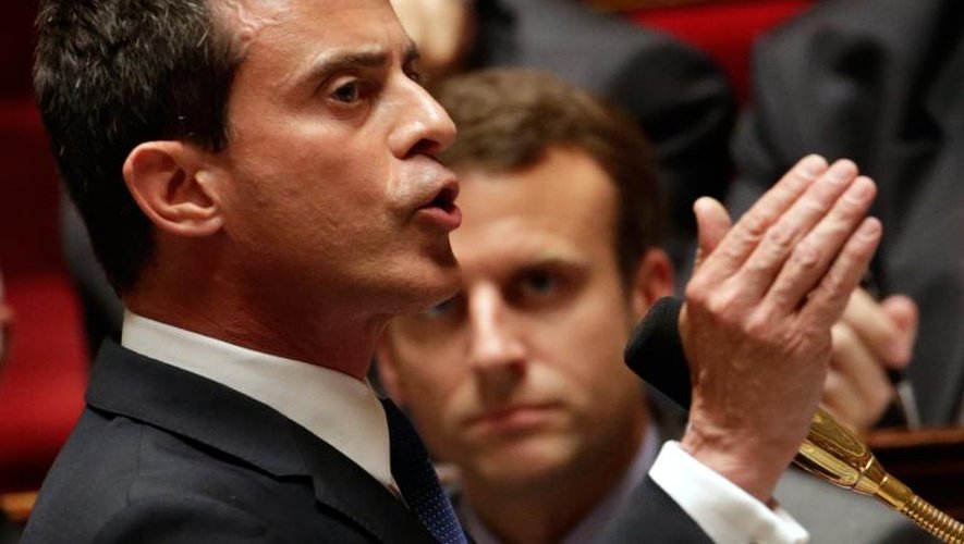 Le Premier ministre Manuel Valls devant le ministre de l'Economie Emmanuel Macron