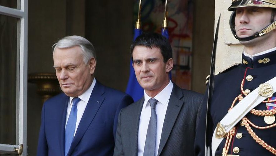 Jean-Marc Ayrault et Manuel Valls à l'issue de la passation de pouvoirs le 1er avril 2014 à Matignon