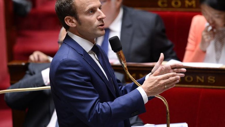 Le ministre de l'Economie Emmanuel Macron pendant les questions à l'Assemblée le 10 juin 2015