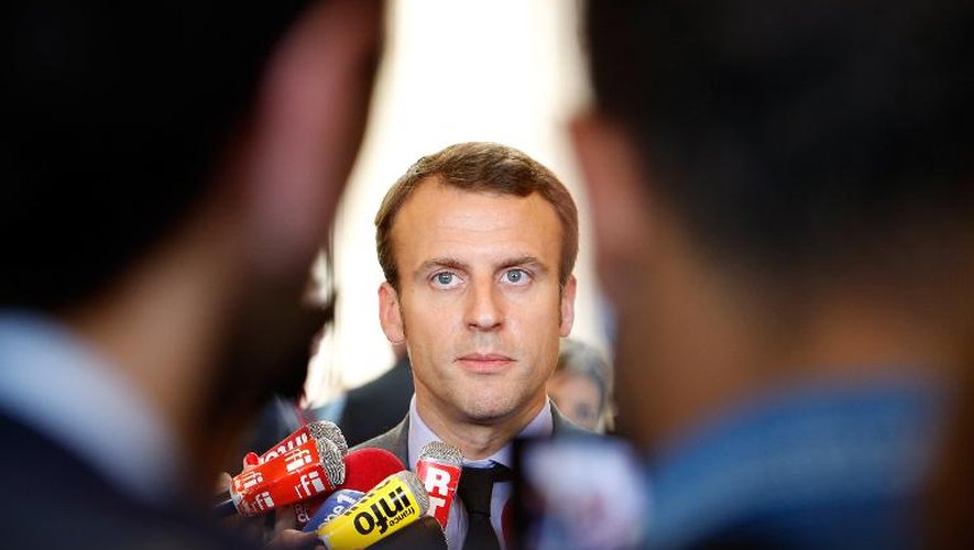 Emmanuel Macron répond aux journalistes dans les couloirs de l'Assemblée nationale