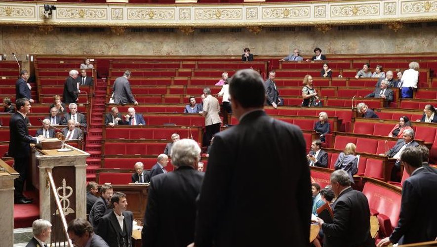 Les députés de droite quittent l'hémicycle lors du discours de Manuel Valls