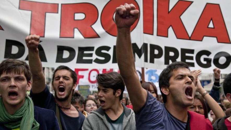 Des personnes manifestent à Lisbonne pour réclamer des emplois, le 1er mai 2013