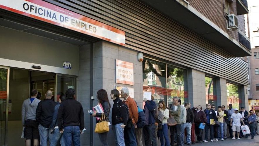 Une file d'attente devant une agence pour l'emploi à Madrid, le 4 juin 2013