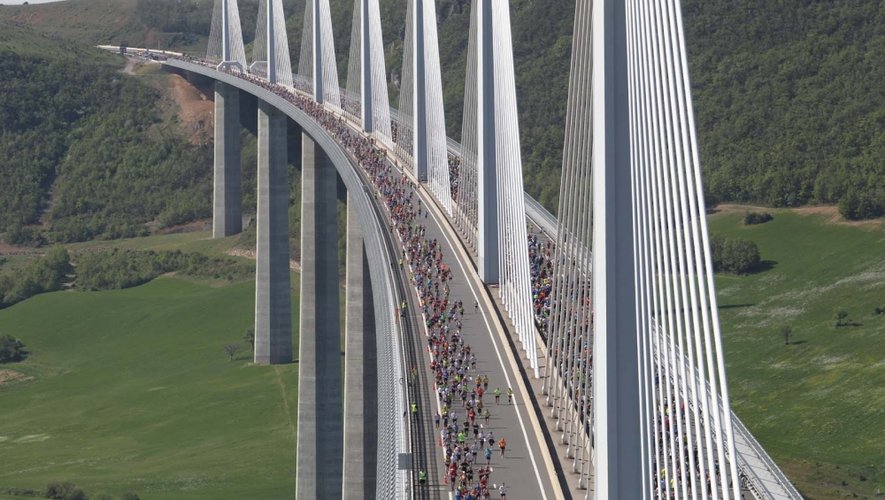 Pour les 10 ans de l'ouvre de l'architecte Norman Foster, 15 000 participants devraient prendre part à la course Eiffage du Viaduc de Millau.