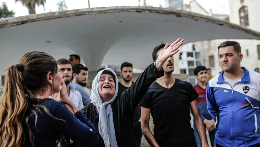 Des gens réagissent après qu'un tir de roquette a frappé une mosquée de la ville frontalière de Kilis, dans le sud-est de la Turquie, le 24 avril 2016