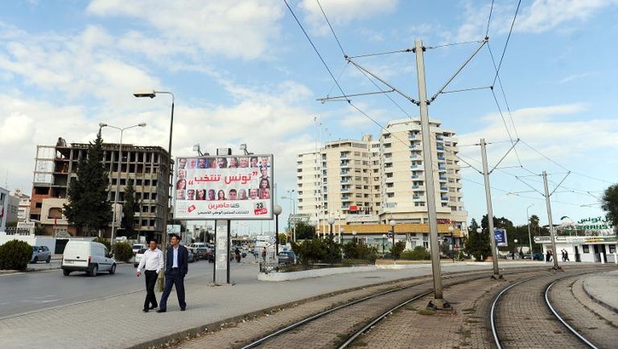 Une voie ferrée le 17 octobre 2011 dans le quartier d'El Menzah à Tunis