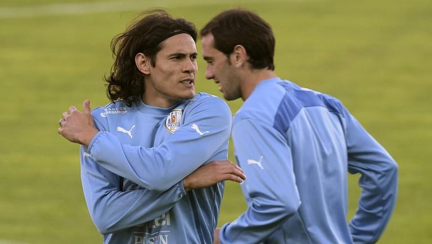 L'attaquant uruguayen Edinson Cavani (g) et le défenseur Diego Godin lors d'un entraînement, le 15 juin 20415 à La Serena au Chili