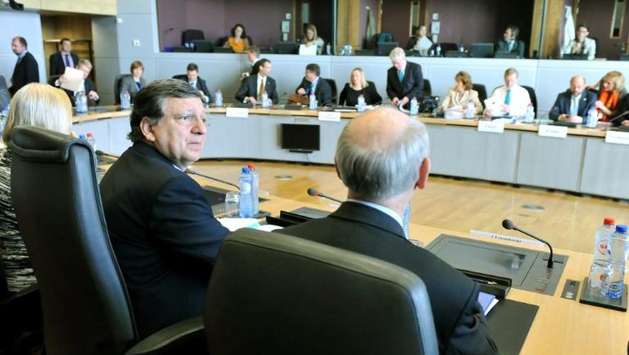Jose Manuel Barroso (g) lors de la réunion sur le budget européen, le 27 juin 2013 à Bruxelles
