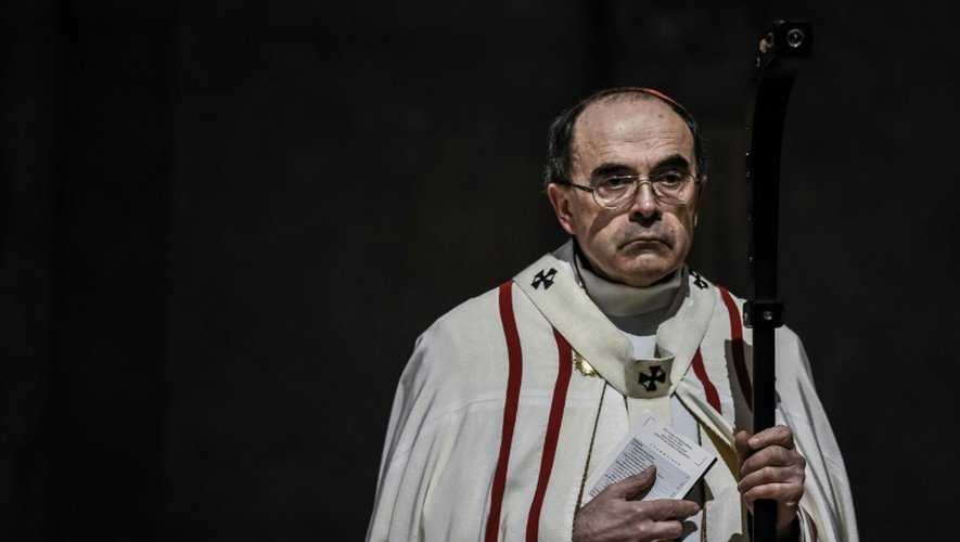 Le cardinal Barbarin célébrant une messe à Lyon, en France, le 3 avril 2016