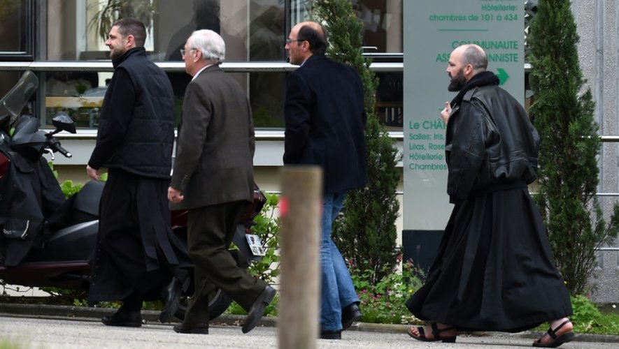 Des prêtres arrivent à la chapelle du Centre Valpré d'Ecully, près de Lyon, dans le sud-est de la France pour une réunion à huis clos avec  le cardinal Barbarin, le 25 avril 2016