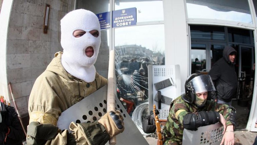 Des activistes pro-russe masqués et armés le 7 avril 2014 devant un bâtiment administratif à Donetsk