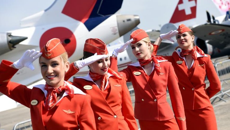 Les hôtesses de la compagnie russe Aeroflot saluent au salon du Bourget le 16 juin 2015
