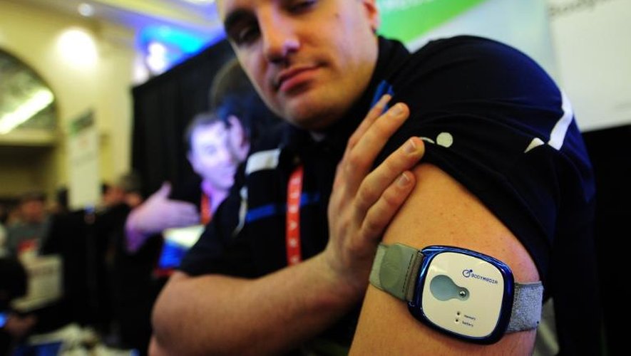 Un homme porte à son bras un instrument permettant de mesurer en temps réel le nombre de calories brûlées par le corps, en 2012 à Las Vegas