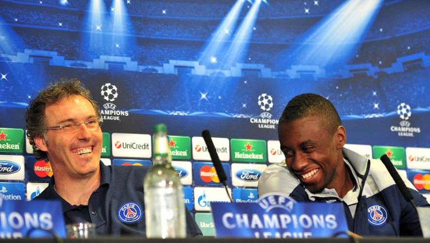 Laurent Blanc et Blaise Matuidi lors d'une conférence de presse le 7 avril 2014 Stamford Bridge à Londres