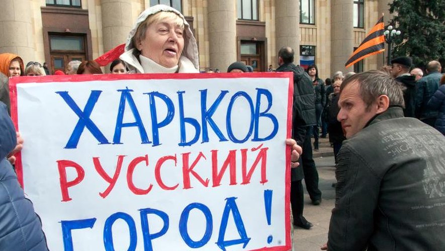 Manifestante à Karkhiv avec une pancarte "Kharkov est une ville russe", le 7 avril 2014