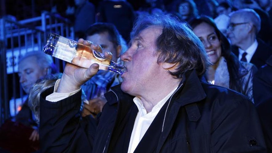 Gérard Depardieu boit lors du carnaval de Nice le 14 février 2014