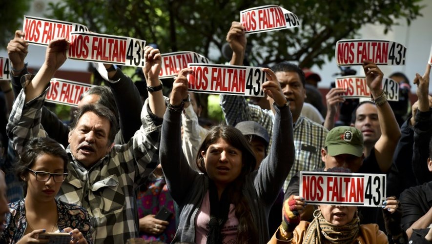 Les parents des 43 étudiants mexicains disparus manifestent le 24 avril 2016 à Mexico