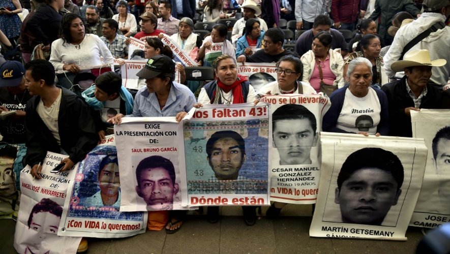 Les portraits d'étudiants disparus brandis par leurs proches le 24 avril 2016 à Mexico