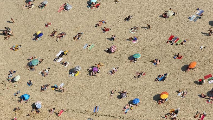 Des vacanciers sur une plage en France