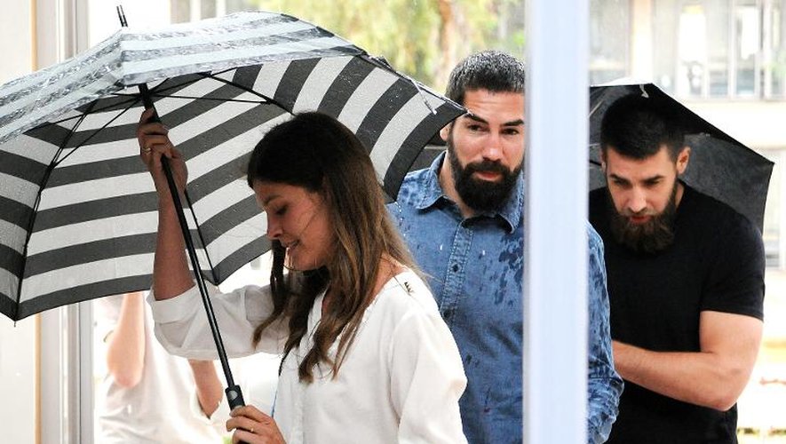 Géraldine Pillet (G), la compagne de Nikola Karabatic (C) et Luka Karabatic (D) arrivent le 16 juin 2015 au tribunal de Montpellier