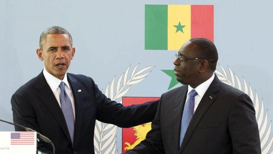 Barack Obama (g) et le président sénégalais Macky Sall se serrent la main, le 27 juin 2013 à Dakar