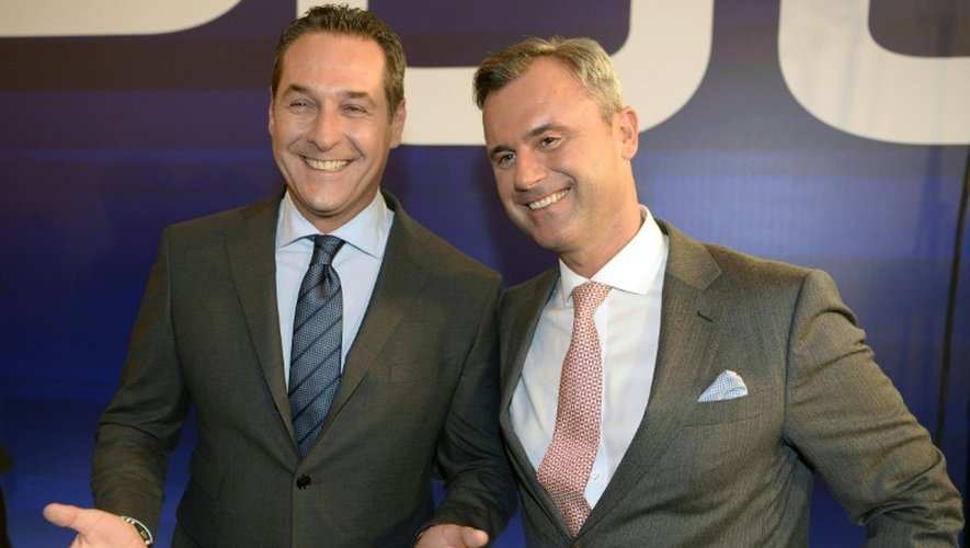 Le chef du FPÖ, Heinz-Christian Strache  et le candidat du parti à la présidentielle Norbert Hofer le 24 avril 2016 à Vienne