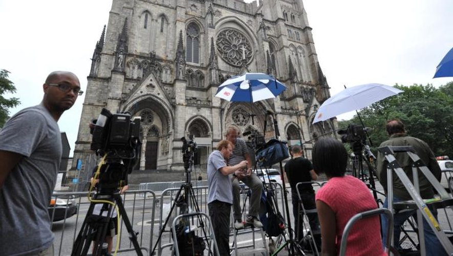 Des journalistes s'apprêtent à couvrir les obsèques de James Gandolfini devant la cathédrale de Saint John the Divine, le 27 juin 2013 à New York