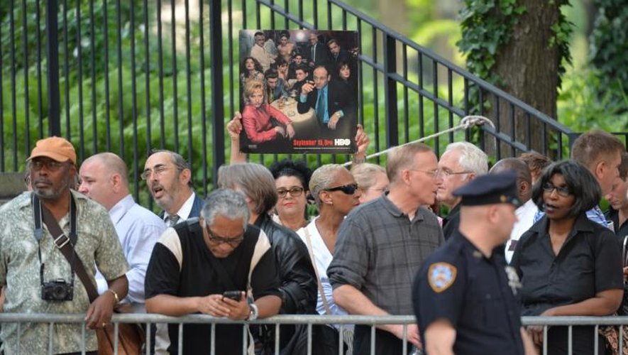 Des fans en deuil rassemblés à l'extérieur de la cathédrale de Saint John the Divine lors des obsèques de James Gandolfini, le 27 juin 2013 à New York
