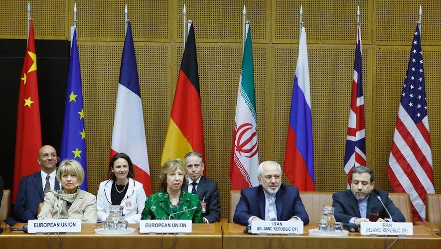 (de g à d) La diplomate de l'UE chargée des négociations avec l'Iran, Helga Schmid, la chef de la diplomatie européenne Catherine Ashton, Mohammad Javad Zarif, ministre iranien des Affaires étrangères et Hassan Tajik, l'ambassadeur irani