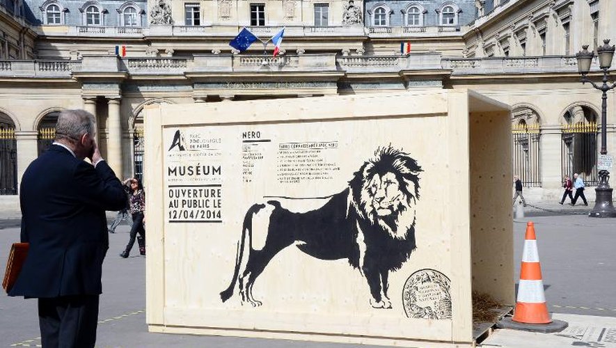 Une cage de transport pour lion est exposée au Palais-Royal pour annoncer la réouverture du zoo de Vincennes à Paris le 7 avril 2014