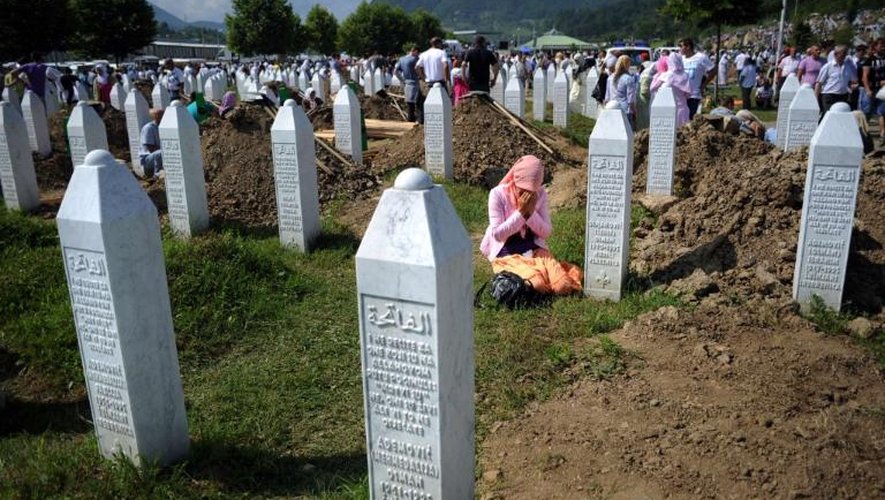 Une femme pleure au cimetière de Potocari, en Bosnie-Herzégovine, où 775 victimes du massacre de Srebrenica viennent d'être enterrées, le 11 juillet 2010