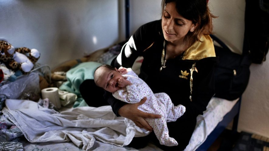 Une réfugiée syrienne et son bébé, le 20 avril 2016 à Myrsini en Grèce