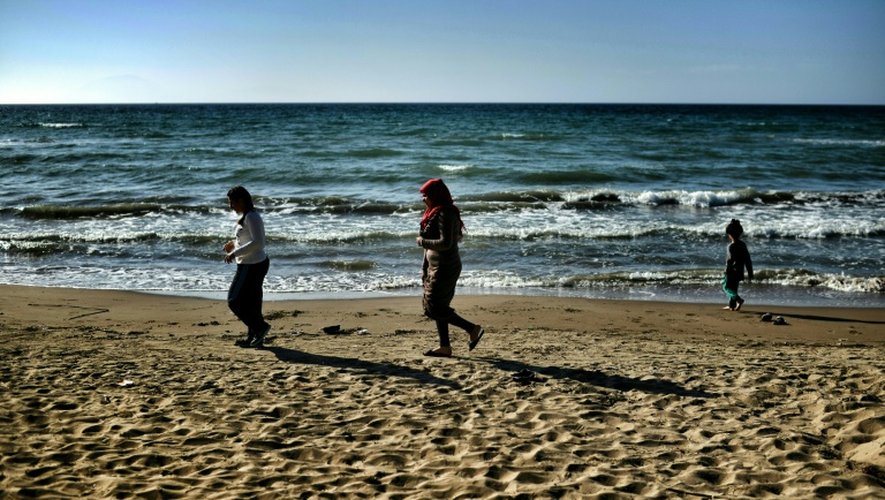 Des femmes et une enfant syrien sur la plage le 20 avril 2016 à Myrsini en Grèce