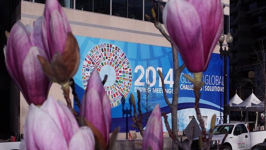 Le 5 avril 2014, une bannière annonce les réunions annuelles du printemps du Fonds monétaire international et de la Banque mondiale à Washington, aux Etats-Unis