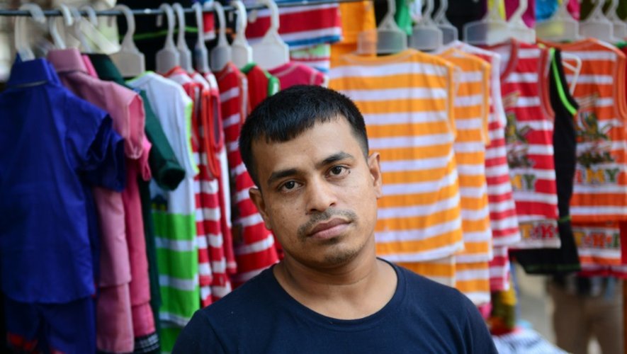 Israfil Hossain, un ancien ouvrier du textile bangladais resté coincé dans les ruines du Rana Plaza, ici à Dhaka, le 19 avril 2016
