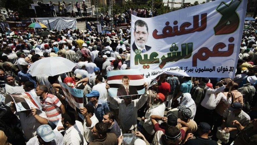 Des Egyptiens, menés par les Frères musulmans, manifestant le 21 juin 2013 au Caire pour fêter l'arrivée au pouvoir de Mohamed Morsi un an plus tôt