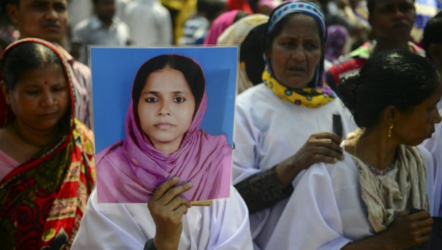 Une femme bangladaise tient la photo d'une proche, décédée dans le drame du Rana Plaza, à Savar, près de Dhaka, le 24 avril 2016