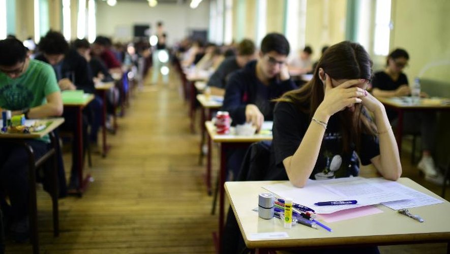 Des élèves planchent sur l'épreuve de philosophie du baccalauréat dans un établissement parisien, le 17 juin 2015