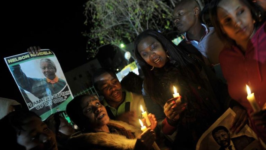 Des Sud-Africains en prière le 27 juin 2013 devant l'hôpital