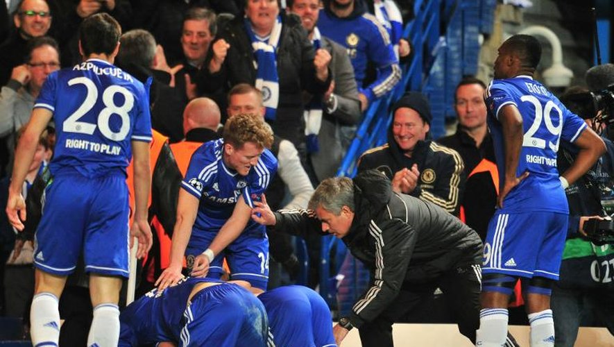 L'entraîneur de Chelsea, Jose Mourinho, félicite ses joueurs après le but de Demba Ba, qui assure la qualification de Chelsea en demi-finale de la Ligue des champions contre le PSG, le 8 avril 2014