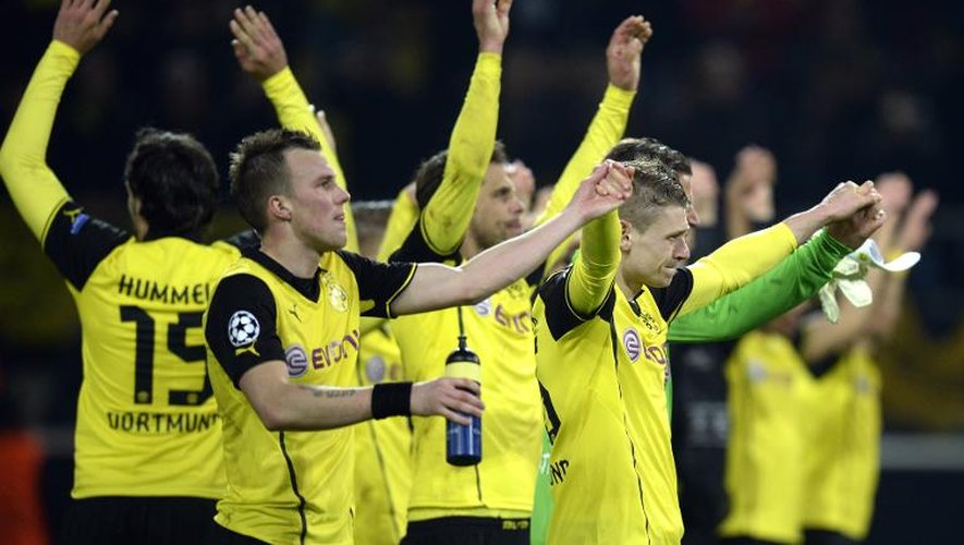 Les joueurs du Borussia Dortmund remercient leurs supporteurs après leur élimination en Ligue des champions, le 8 avirl 2014 face au Real Madrid