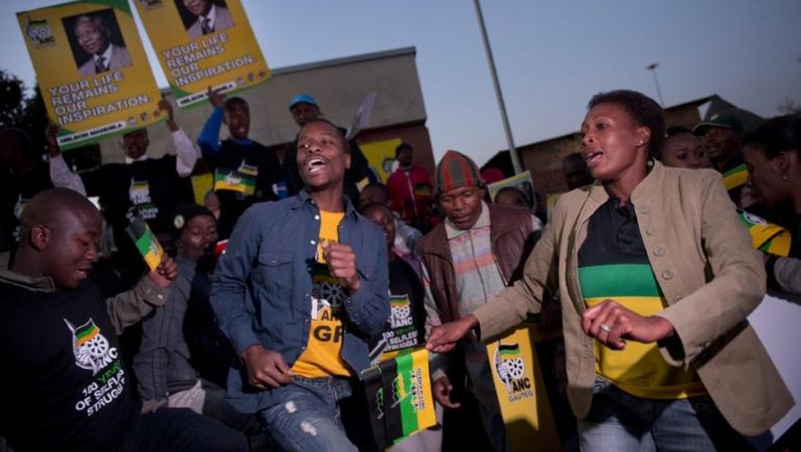 Des partisans de l'ANC se rassemblent devant la maison de Nelson Mandela à Soweto, le 27 juin 2013