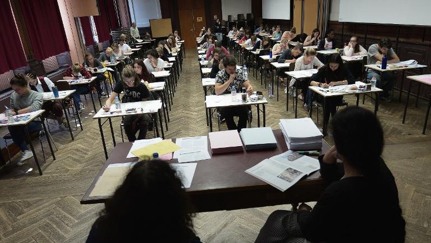 Des élèves planchent sur l'épreuve de philosophie au lycée Fustel de Coulanges à Strasbourg le 17 juin 2015