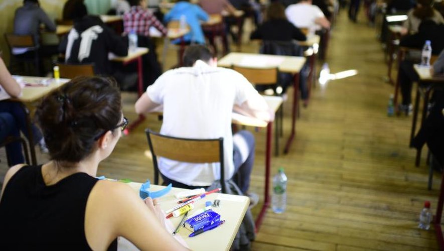 Des élèves planchent sur l'épreuve de philosophie au baccalauréat dans un lycée parisien, le 17 juin 2015