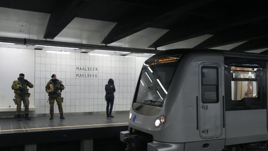 Des militaires belges montent la garde, le 25 avril 2016 à la station de métro Maelbeek à Bruxelles, à sa réouverture un mois et trois jours après les attentats jihadistes qui ont frappé la capitale belge, faisant 32 morts et des centaines de blessés